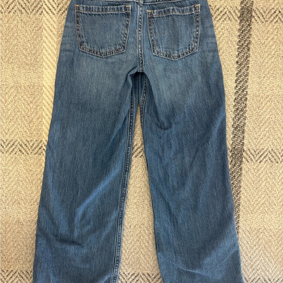 Abercrombie Girls low rise baggy jeans. With flower detail on pockets. - Picture 4 of 4